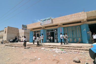 Hadibo, Yemen - 10 Mart 2010: Şehrin sokaklarında neşeli öğrenciler gösterildi