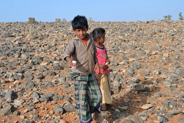 Socotra Yémen Mars 2010 Jeune Garçon Petite Sœur Vendent Une — Photo