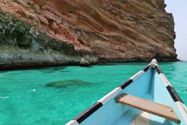 Teknenin Ras Shuab, Shuab Körfezi plajındaki pruvası, 2008 yılından bu yana Unesco 'daki en ünlü Socotra adası plajlarından biri. Yemen. Seyahat kavramı 