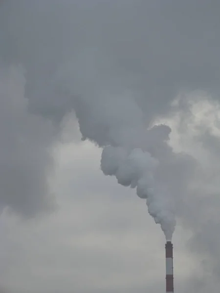 Tubulação Industrial Fumaça Céu Cinzento Emissões Fumaça Tubo Chp Céu — Fotografia de Stock