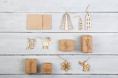 Vintage Noel dekorasyonu ahşap masa - hediye kutuları, snowf üzerinde