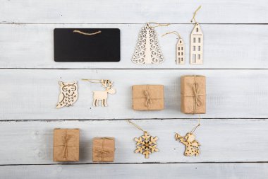 Vintage Noel dekorasyonu ahşap tablo - hediye kutuları, melek