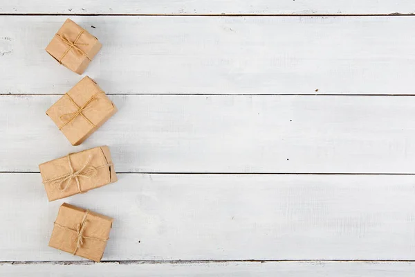 Decorazione natalizia vintage su tavola di legno - scatole regalo — Foto Stock