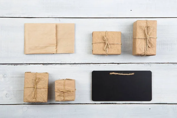 Weihnachtsdekoration auf Holztisch - Geschenkschachteln und Mini-Blac — Stockfoto