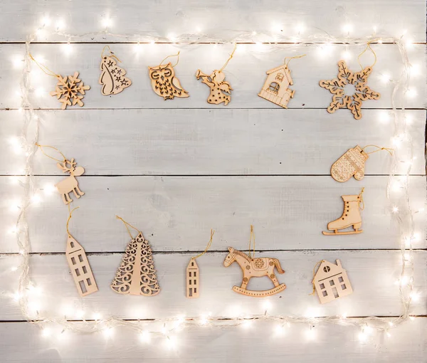 Урожай різдвяні прикраси на дерев'яному столі ангел, олень, будинок — стокове фото