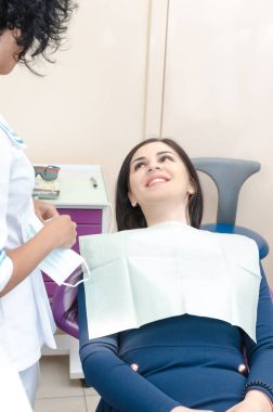 Resepsiyonda diş hekimi hastaya