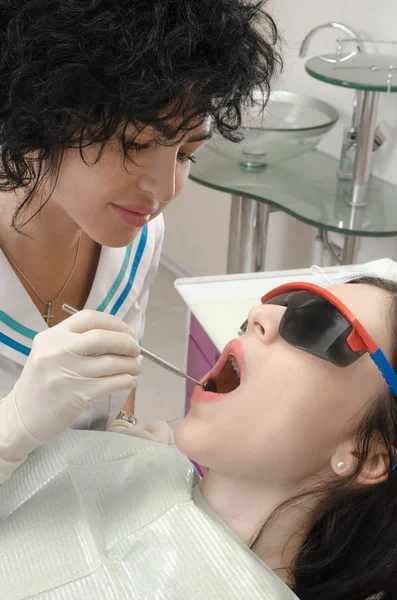 Paciente en recepción en el dentista —  Fotos de Stock