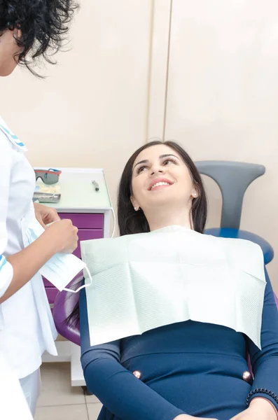 Paciente en recepción en el dentista — Foto de Stock