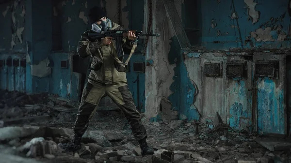 Pessoas de uniforme com armas — Fotografia de Stock