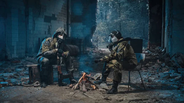 Pessoas de uniforme com armas — Fotografia de Stock