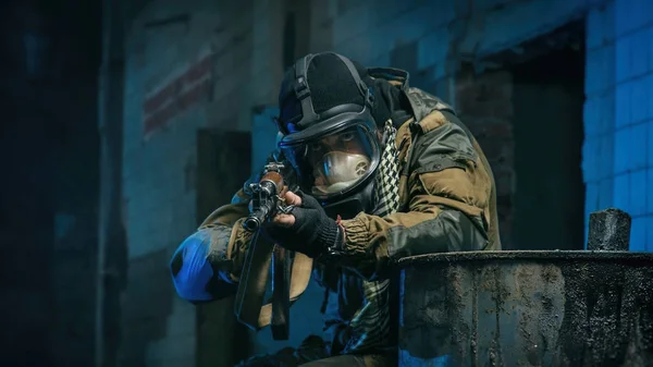 Pessoas de uniforme com armas — Fotografia de Stock