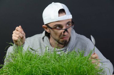 adam yeşil ot yiyor