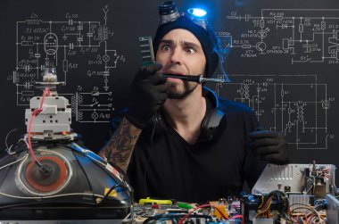  adam elektronik tamirde devreye girer