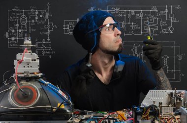  adam elektronik tamirde devreye girer