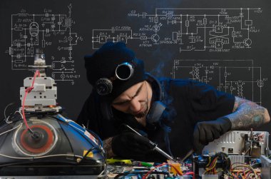  adam elektronik tamirde devreye girer