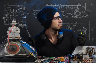  adam elektronik tamirde devreye girer