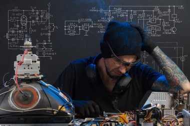  adam elektronik tamirde devreye girer