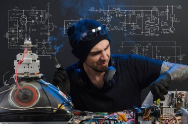  adam elektronik tamirde devreye girer