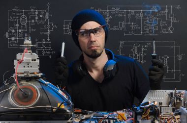  adam elektronik tamirde devreye girer