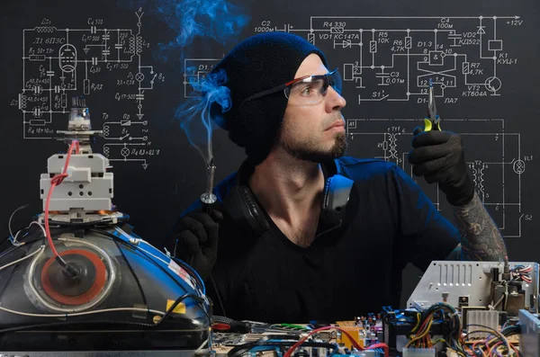  adam elektronik tamirde devreye girer
