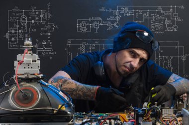 adam elektronik tamirde devreye girer