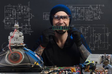 adam elektronik tamirde devreye girer