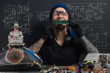 adam elektronik tamirde devreye girer