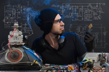 adam elektronik tamirde devreye girer