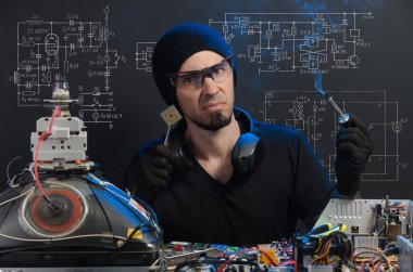 adam elektronik tamirde devreye girer