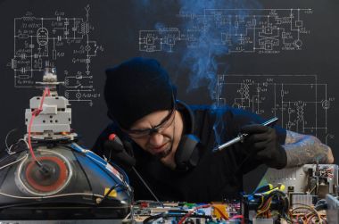 adam elektronik tamirde devreye girer