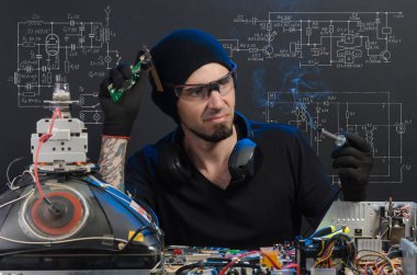 adam elektronik tamirde devreye girer
