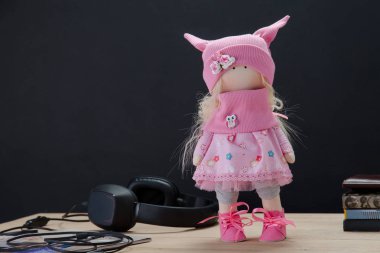 gri bir arka plan üzerinde güzel el yapımı bebek