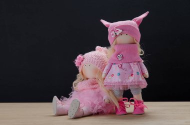 gri bir arka plan üzerinde güzel el yapımı bebek