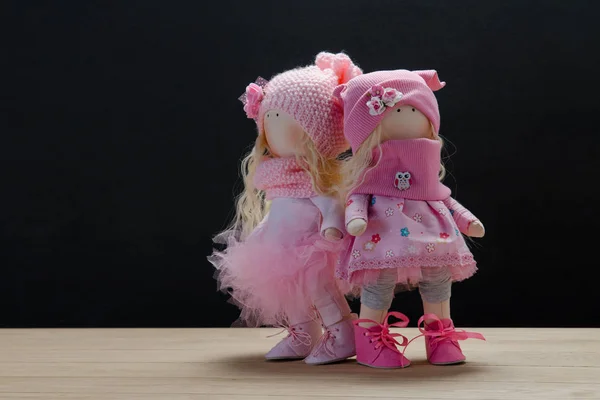 As bonecas feitas à mão bonitas em um fundo cinza — Fotografia de Stock