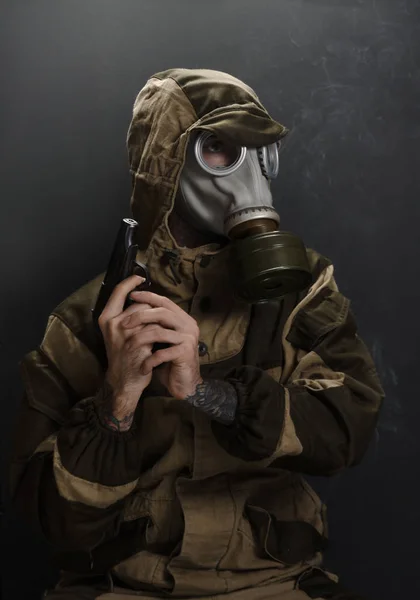 Zdjęcie człowieka w masce gazowej na szarym tle — Zdjęcie stockowe