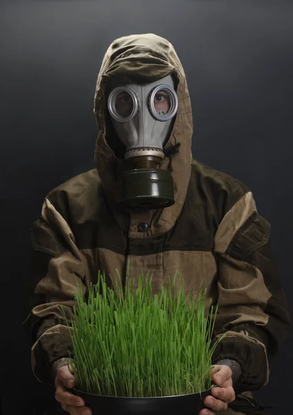 Foto del hombre en máscara de gas sobre fondo gris — Foto de Stock