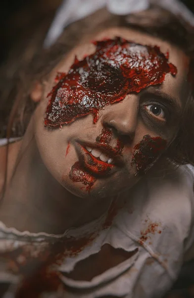 피로 덮여 좀비 메이크업에 여자의 사진 — 스톡 사진