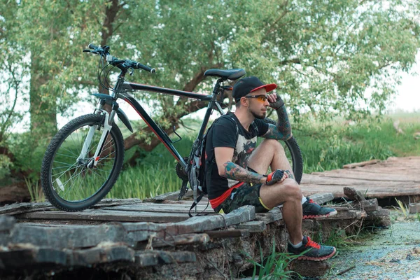 Köprü'de doğa hayran oturan model motorun