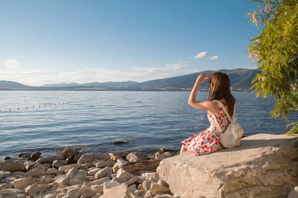 Kız sahilde mesafe içine arıyorum