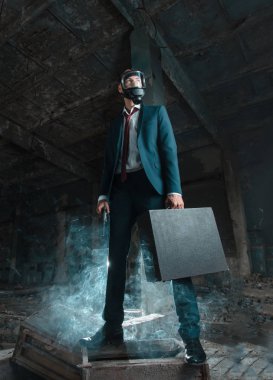 Gaz Maskeli adam elinde bavul ile fotoğraf