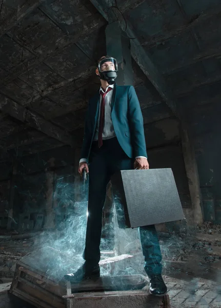 Gaz Maskeli adam elinde bavul ile fotoğraf