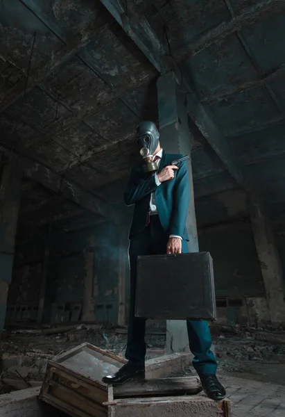 Gaz Maskeli adam elinde bavul ile fotoğraf