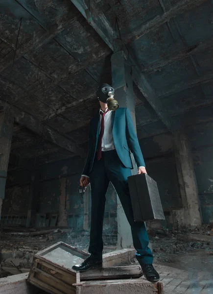 Gaz Maskeli adam elinde bavul ile fotoğraf