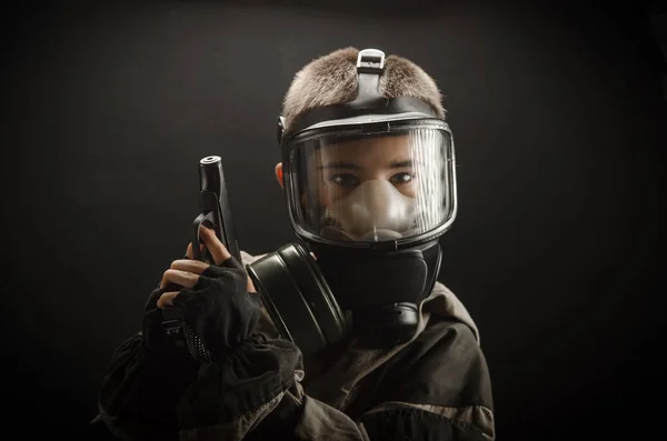 Bir gaz maskesi gri arka plan üzerinde bir çocuk fotoğrafı — Stok fotoğraf