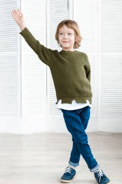 Stüdyoda poz şık giysiler içindeki çocuk