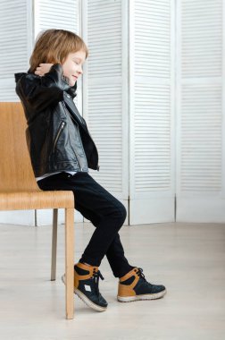 Stüdyoda poz şık giysiler içindeki çocuk