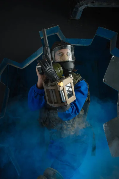 Flicka Militära Kläder Med Kanoner Med Fallout Stil Spel — Stockfoto