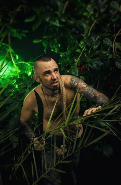 düşmana saldıran sallamalar ile ormanda bir adam