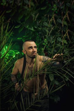 düşmana saldıran sallamalar ile ormanda bir adam