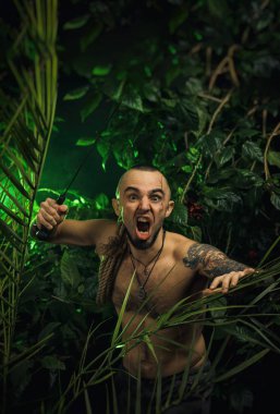 düşmana saldıran sallamalar ile ormanda bir adam